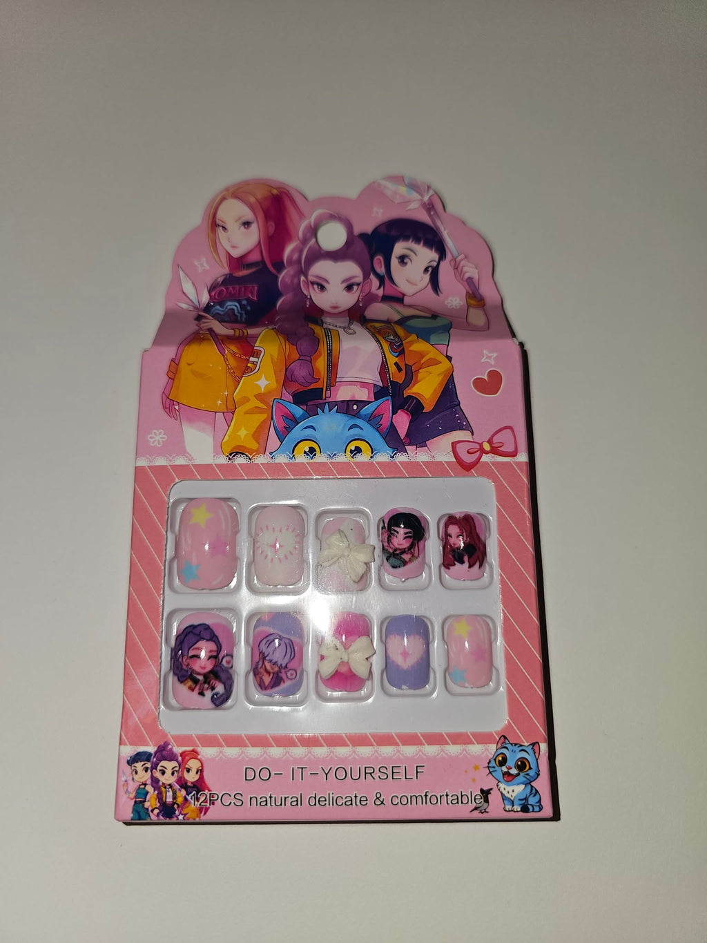Korta Lösnaglar - Huntrix design K-pop